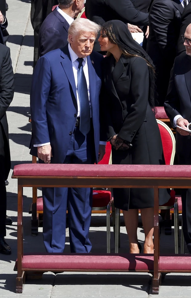 Η συμβουλή που τον "έσωσε" |  Τι ψιθύρισε η Melania στο αφτί του Donald Trump στην κηδεία του Πάπα Φραγκίσκου