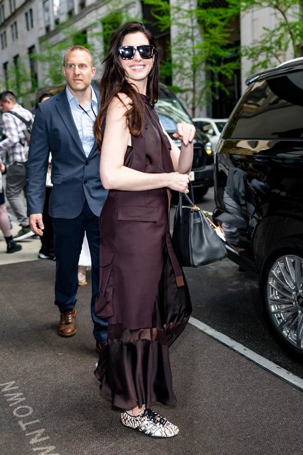 Όλες χρειαζόμαστε αυτό το ζευγάρι - Τα adidas sneakers που επιλέγει η Anne Hathaway