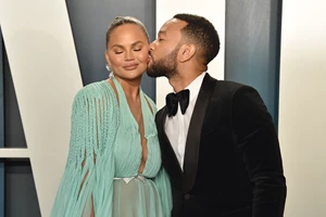 Η Chrissy Teigen αποκάλυψε κατά λάθος το φύλο του τρίτου της παιδιού