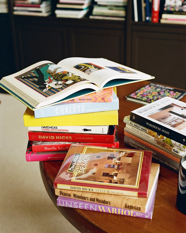 Η σημασία που η Giovanna Battaglia δίνει στην τέχνη αλλά και στα βιβλία είναι φανερή σε κάθε γωνιά του σπιτιού.