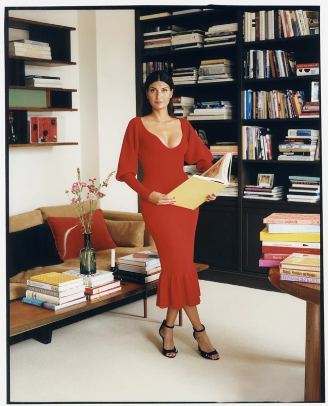 Με βελούδινο φόρεμα Khaite, khaite.com, και παπούτσια Tabitha Simmons, tabithasimmons. com.