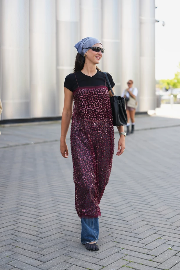 STREET STYLE LOOK ΚΟΠΕΓΧΑΓΗ: slip φόρεμα με παγιέτες πάνω από τζιν