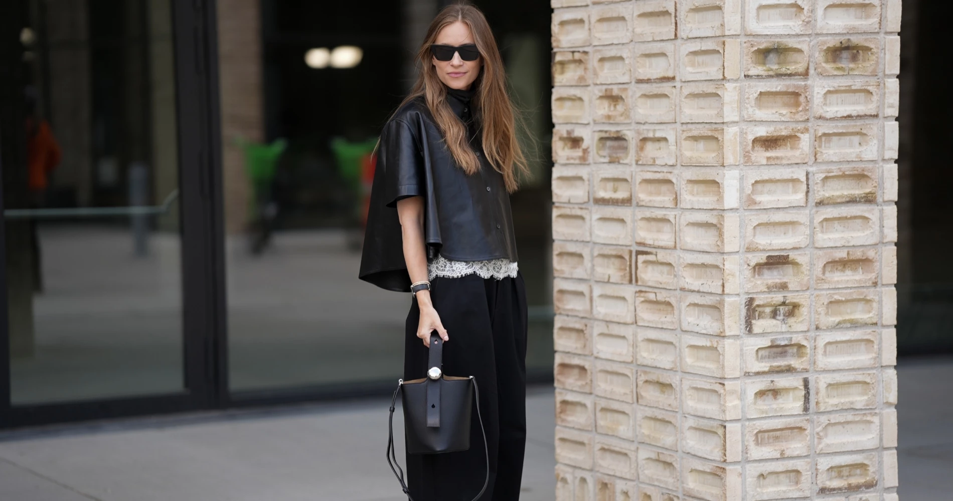 Τα πιο κομψά sneakers του φθινοπώρου έχουν αυτά τα chic χρώματα