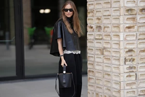 Τα πιο κομψά sneakers του φθινοπώρου έχουν αυτά τα chic χρώματα