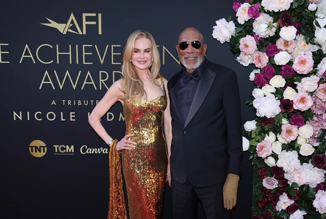 Εντυπωσιακή με Balenciaga | To Harper's Bazaar Greece στην βράβευση της Nicole Kidman στο Los Angeles