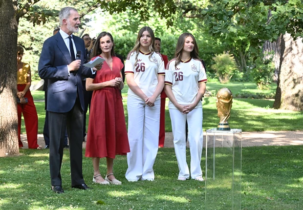Η Leonor δίπλα στους γονείς της Felipe και Letizia και την αδελφή της Infanta Sofia, φορώντας Puma Speedcat ροζ