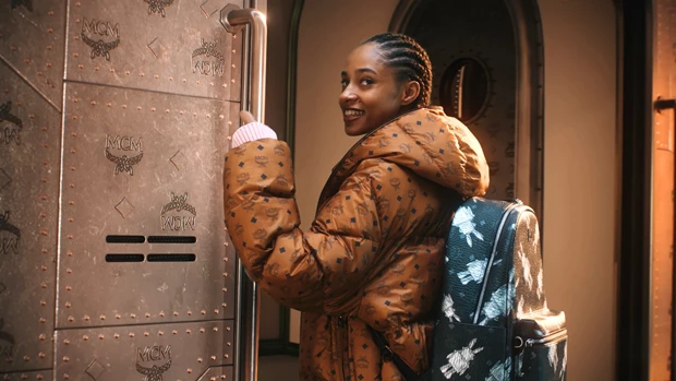 Holiday Express | Ταξίδι στον Πλανήτη των Γιορτών με τη νέα χριστουγεννιάτικη καμπάνια της MCM