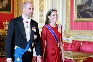 Καμίλα | Η εντυπωσιακή τιάρα από τη συλλογή της βασίλισσας Ελισάβετ που φόρεσε στο επίσημο δείπνο στο Windsor