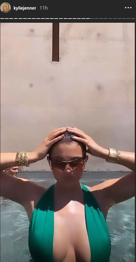 H Kylie Jenner αναδεικνύει τις καμπύλες της φορώντας ένα εξαιρετικά αποκαλυπτικό μαγιό