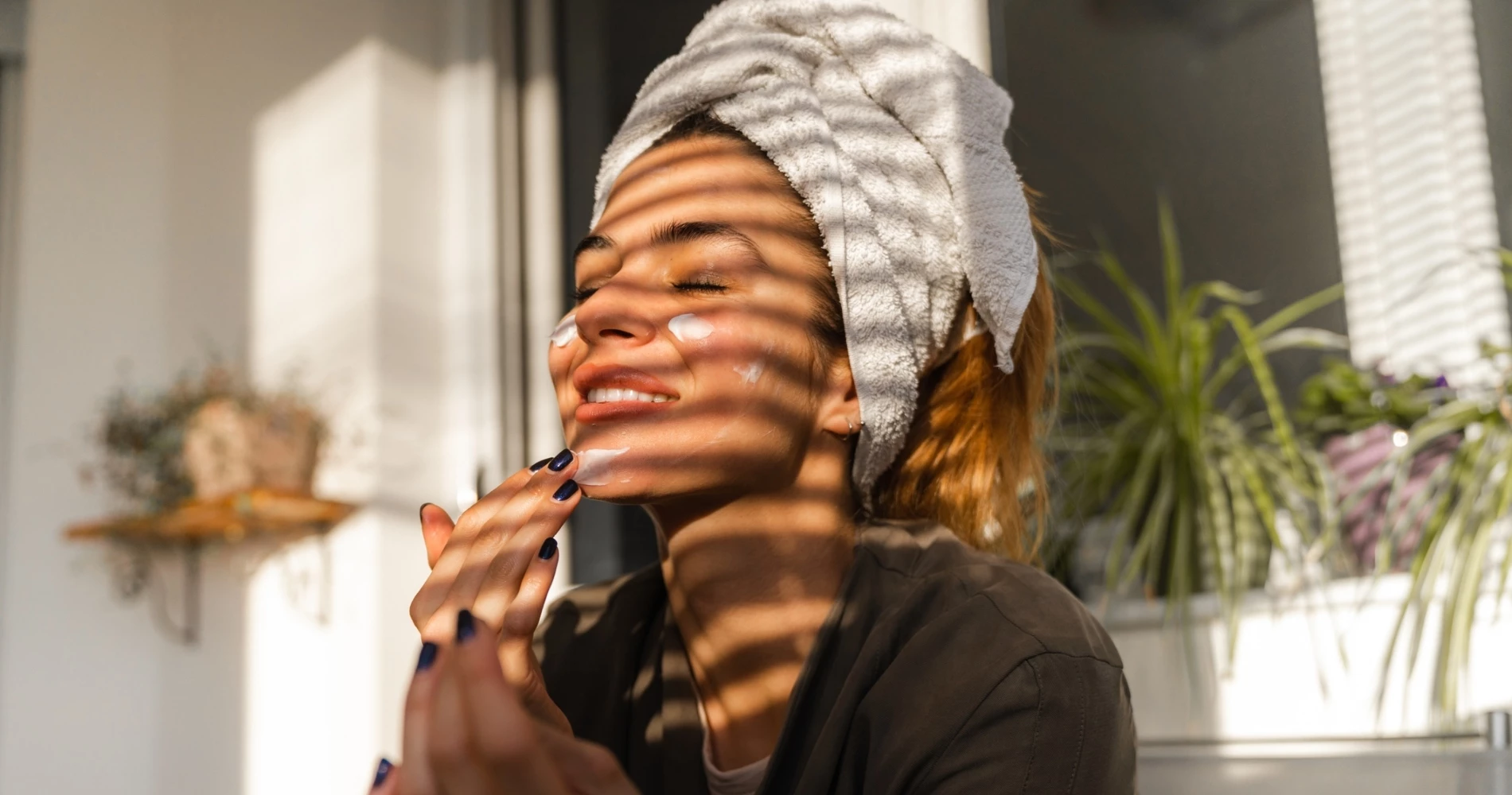 8 δροσιστικά face mists που θα σας ανακουφίσουν στον καύσωνα