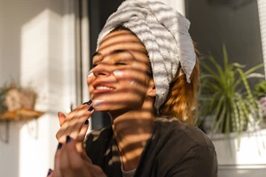 8 δροσιστικά face mists που θα σας ανακουφίσουν στον καύσωνα