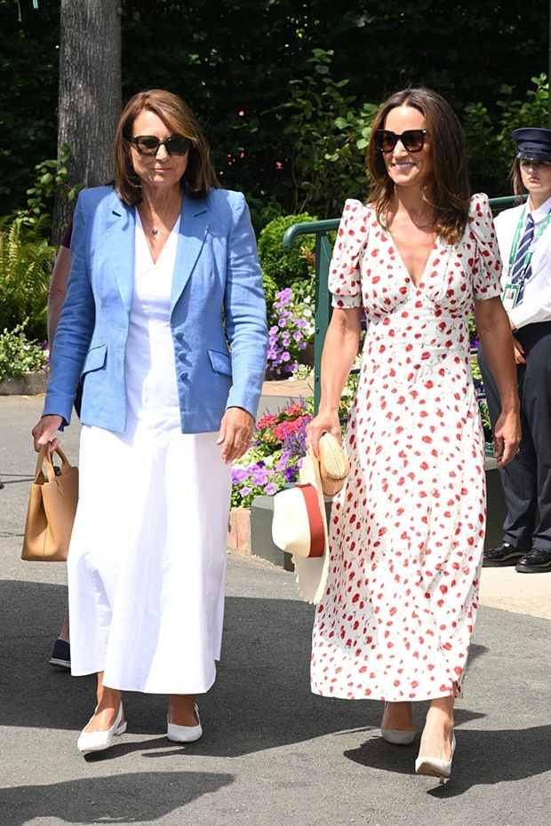 Η Carole Middleton με μπλε σακάκι στο Wimbledon | H εμφάνιση που θυμίζει Kate Middleton
