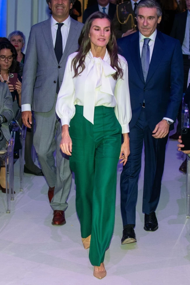 Βασίλισσα Letizia | Βίντεο τη δείχνει να διορθώνει το μακιγιάζ της κατά τη διάρκεια δημόσιας εκδήλωσης