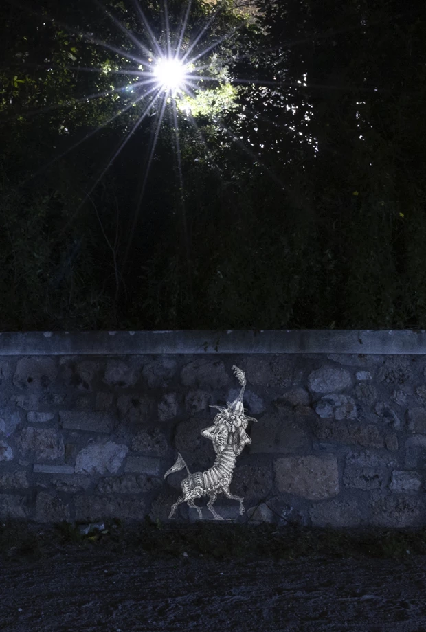 Manousos Manousakis, Neighbors