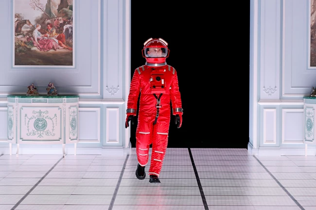 O ατόφιος σουρρεαλισμός της συλλογής Moschino FW'22