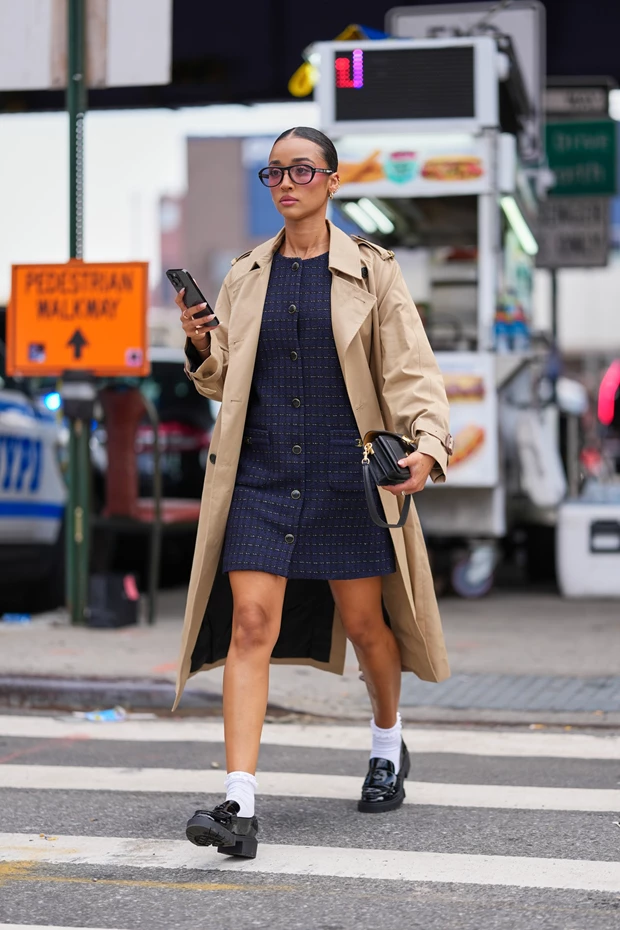 Look με shift φόρεμα και καμπαρντίνα