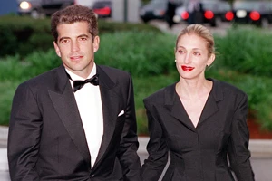 JFK Jr – Carolyn Bessette | H αληθινή ιστορία αγάπης του χρυσού ζευγαριού των '90s