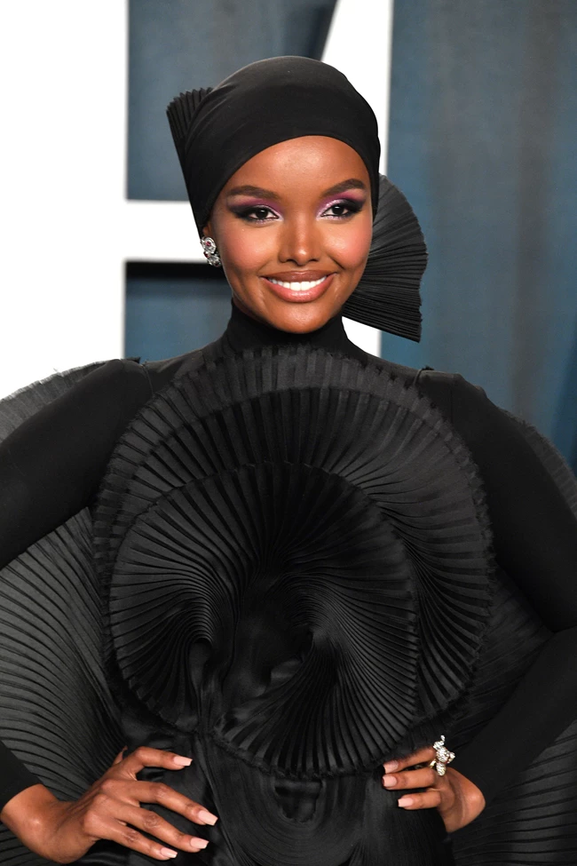 Halima Aden | Το μοντέλο που φόρεσε πρώτο μαντήλα στις πασαρέλες αποσύρεται από τη μόδα