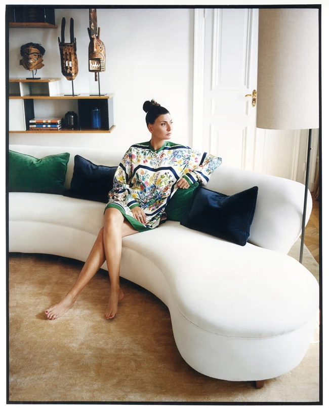 Η Giovanna Battaglia με τοπ Gucci στο καθιστικό της