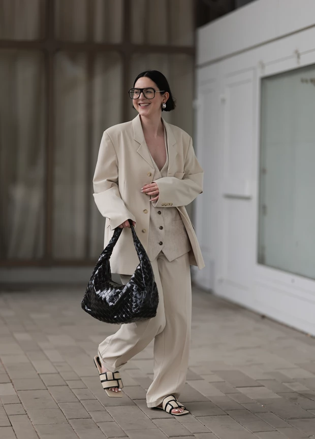 κοστούμι με πέδιλα