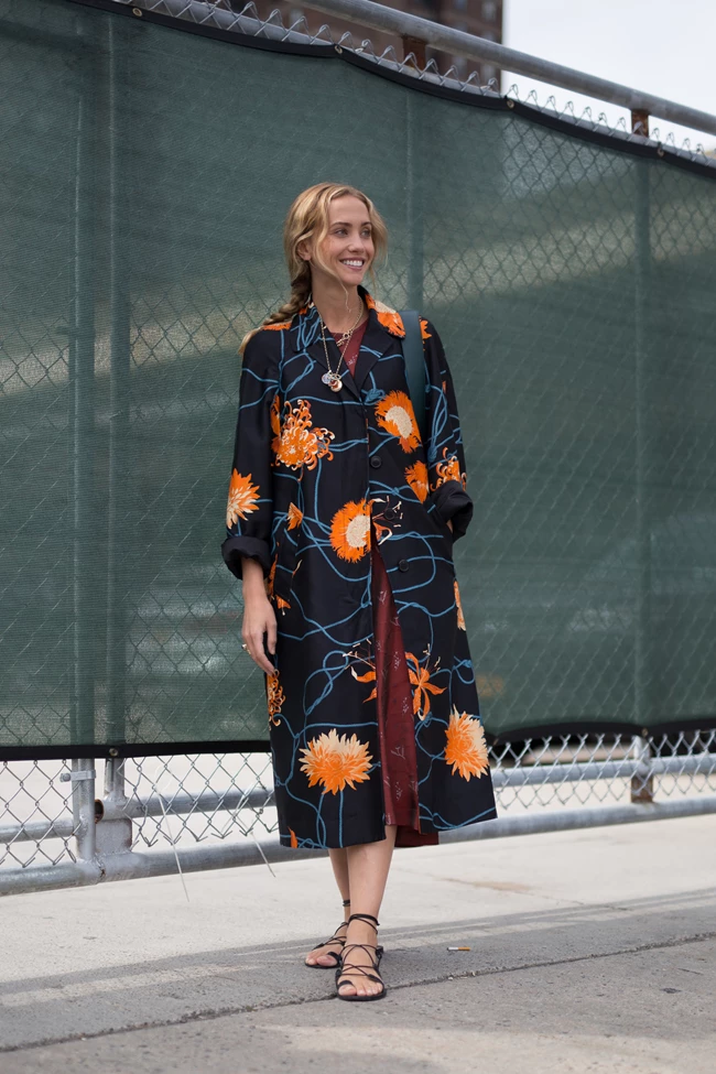 Get the style | Πώς θα συνδυάσετε κομψά δυο printed φορέματα