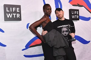 Balenciaga | Η πρόσκληση για το SS23 show του οίκου είναι ένα χαμένο πορτοφόλι