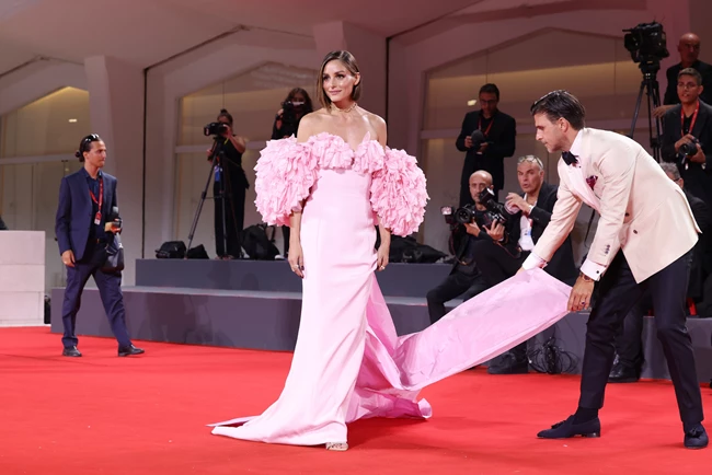 Olivia Palermo | H ιπποτική κίνηση του συζύγου της, Johannes Huebl στο κόκκινο χαλί της Βενετίας