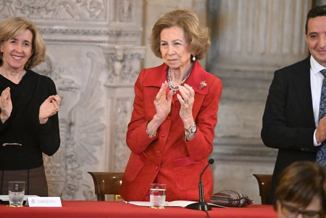 Η βασίλισσα Σοφία με ένα κόκκινο tweed σακάκι και μία ξεχωριστή καρφίτσα