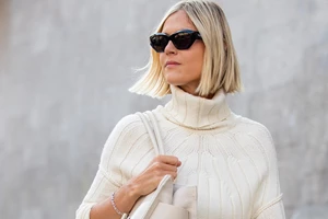 Πώς να ανανεώσετε τα γκρίζα μαλλιά σας με μπαλαγιάζ