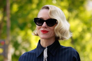 Naomi Watts | Γιατί βρέθηκε στην πρώτη σειρά του NYFW, αμέσως μετά την πρεμιέρα της σειράς όπου πρωταγωνιστεί;