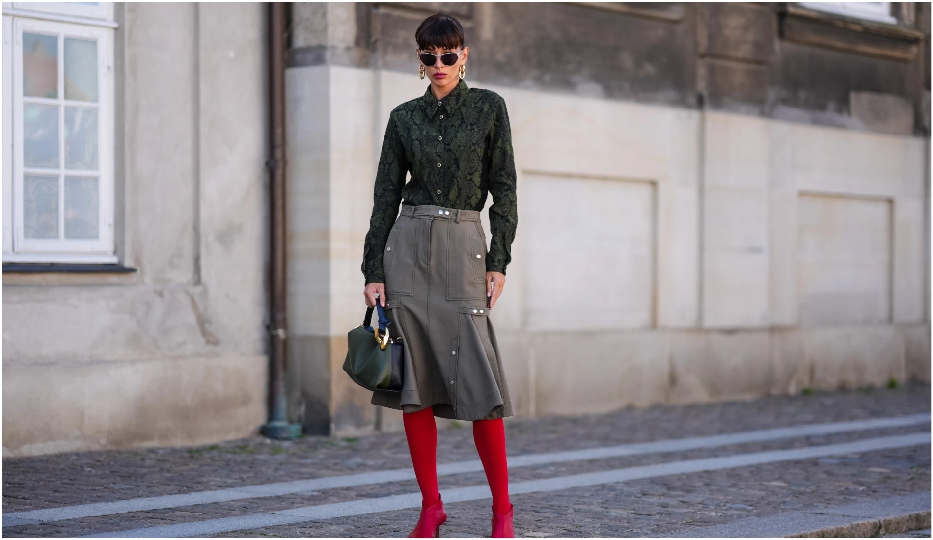 Πώς θα φορέσετε κομψά τα wide-leg jeans