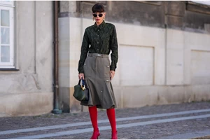 Πώς θα φορέσετε κομψά τα wide-leg jeans