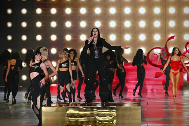 Cher | Το τρυφερό φιλί με τον σύντροφό της, Alexander Edwards στο κόκκινο χαλί της Victoria’s Secret