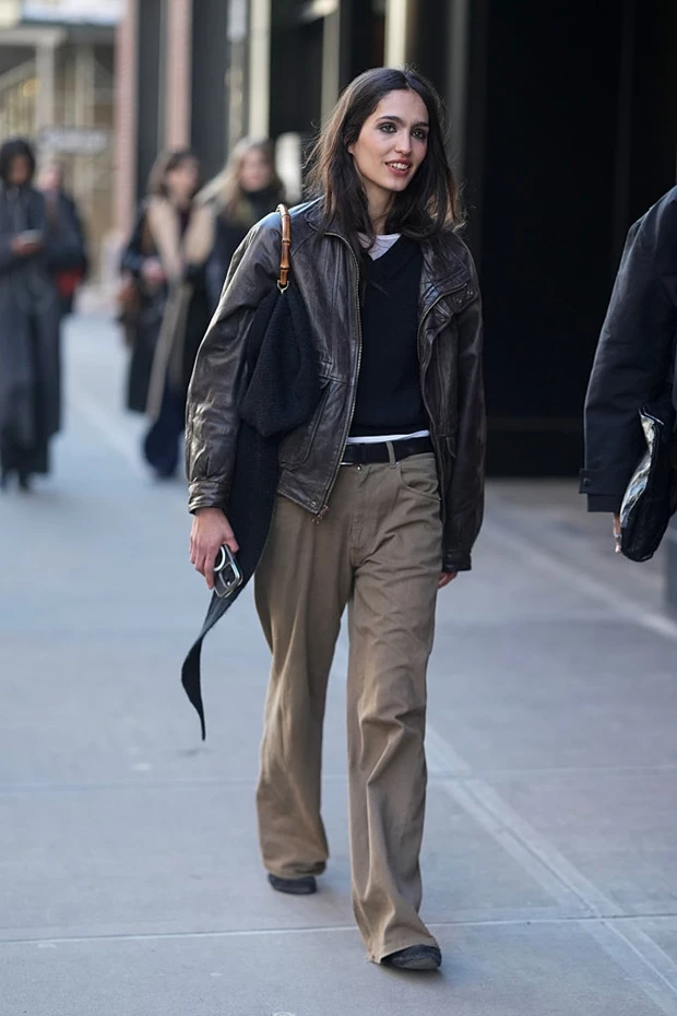 STREET STYLE LOOK : Δερμάτινο bomber jacket με πουλόβερ και tailored παντελόνι