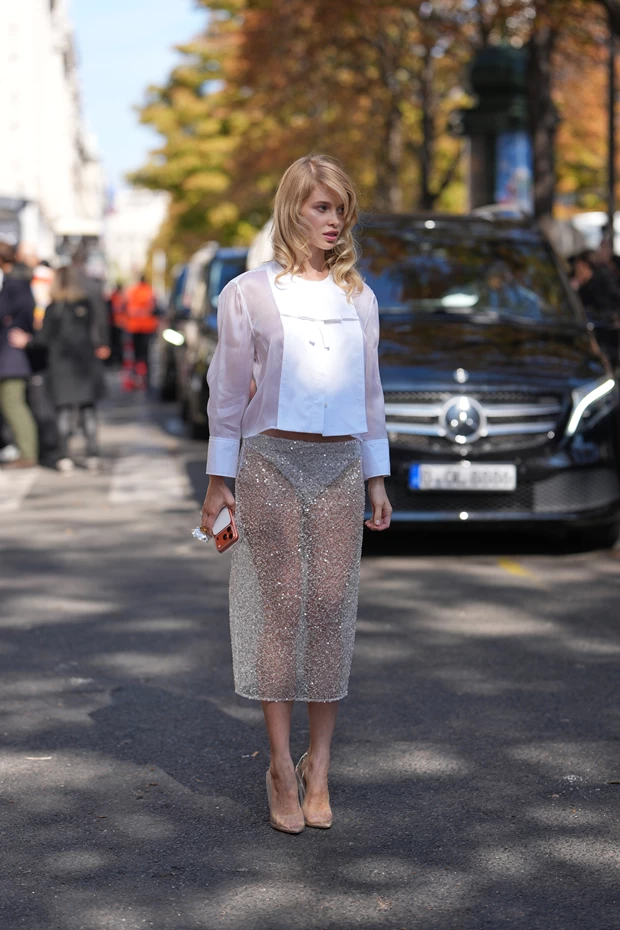 Γυναίκα με naked skirt και PVC pointed-toe pumps σε street look