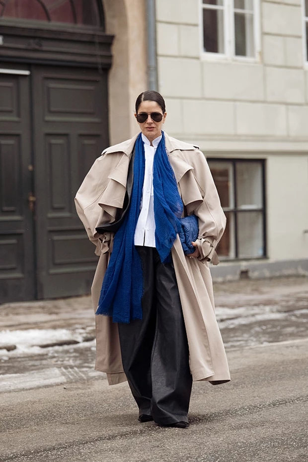 Street style Κοπεγχάγη: καμπαρντίνα με oversized γραμμή και μονόχρωμο layering
