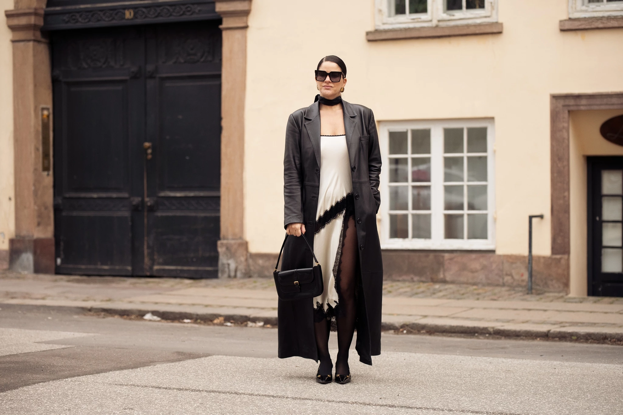 Βελούδο, Χάντρες και Κρόσσια | Το statement φόρεμα για τα ρεβεγιόν των Χριστουγέννων