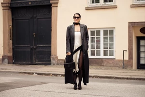 Βελούδο, Χάντρες και Κρόσσια | Το statement φόρεμα για τα ρεβεγιόν των Χριστουγέννων