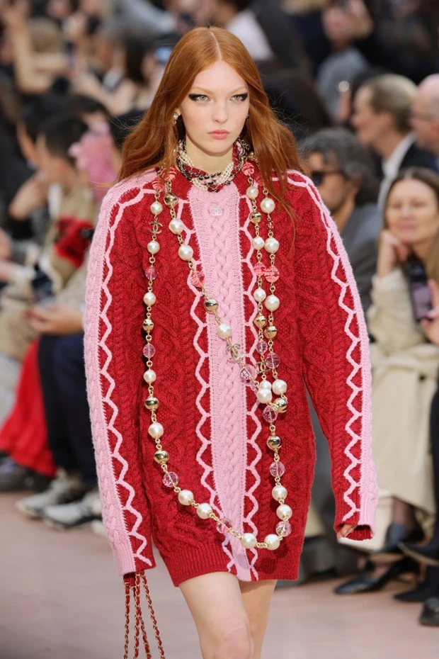 Η μοντέρνα εκδοχή της capsule γκαρνταρόμπας μέσα από τη F/W 2025-2026 συλλογή του οίκου Chanel