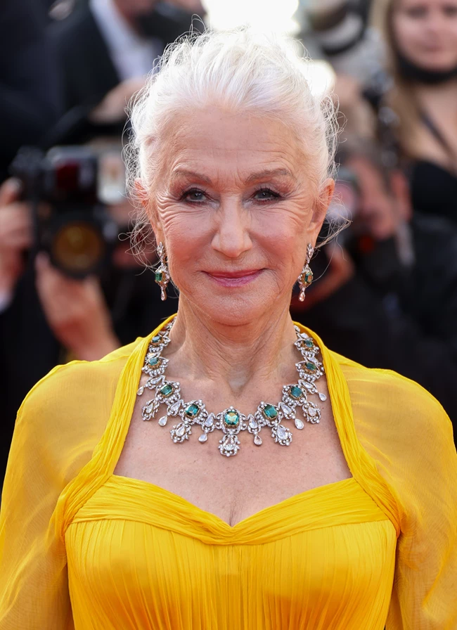 γκρίζα μαλλιά με ανταύγειες