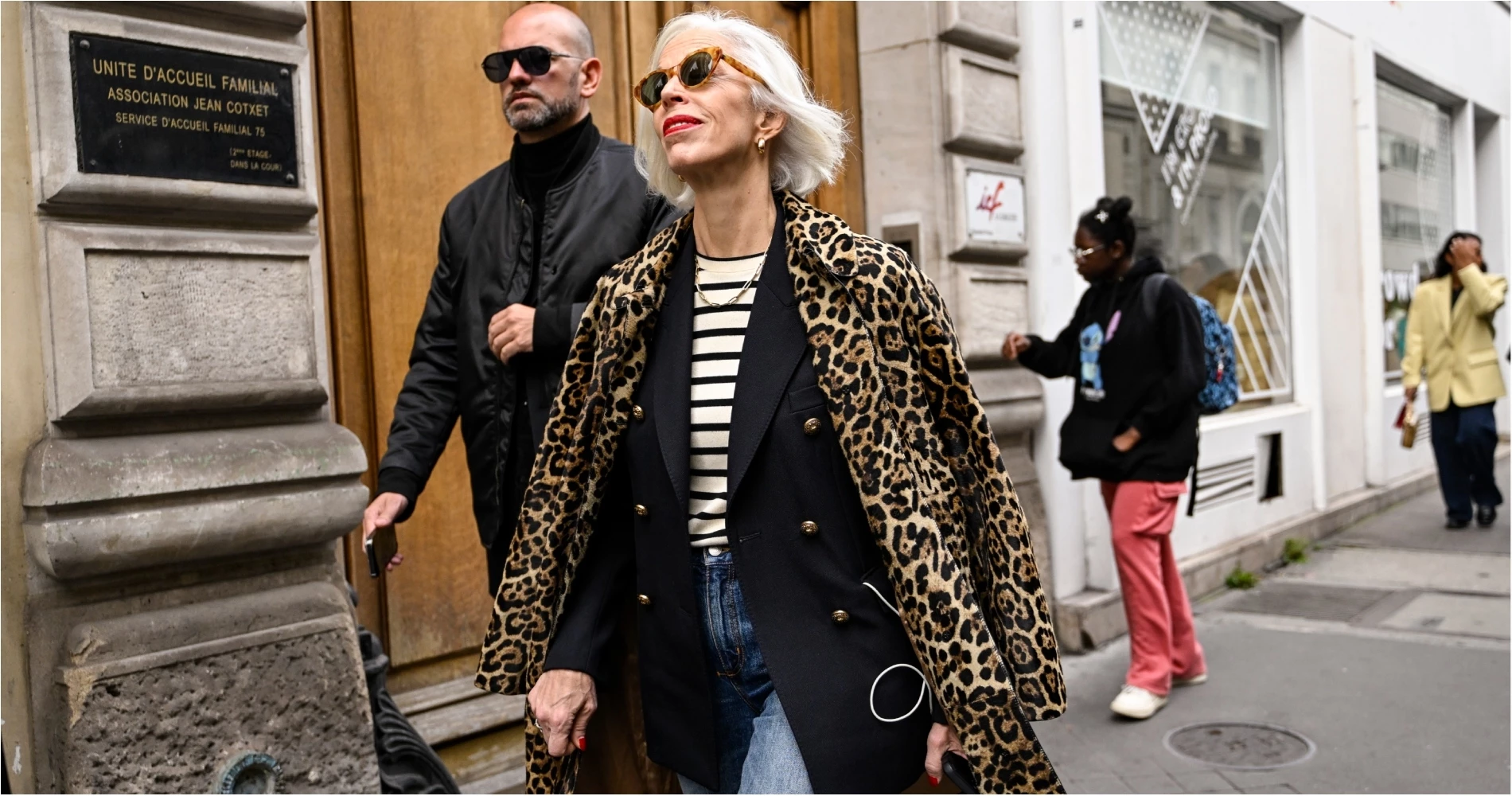 Πώς φορούν τις ψηλοτάκουνες γόβες οι γυναίκες άνω των 50