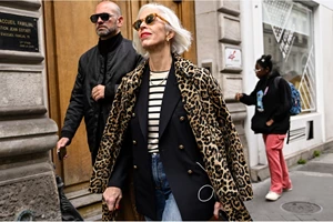 Πώς φορούν τις ψηλοτάκουνες γόβες οι γυναίκες άνω των 50