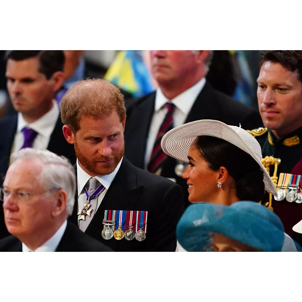 Η Meghan Markle και ο πρίγκιπας Harry μέσα στην εκκλησία λίγο πριν την έναρξη της λειτουργίας