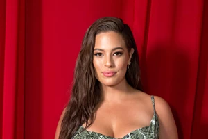 H φωτογράφιση της Ashley Graham είναι η απόδειξη πως μια γυναίκα μπορεί να το διασκεδάσει αρκετά στην εγκυμοσύνη της