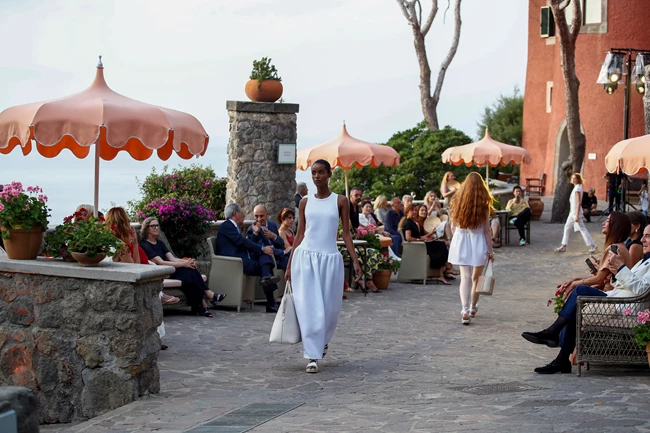 Max Mara Resort 2022 | H συλλογή που εκμοντερνίζει τo jet set style