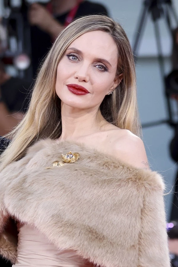 Angelina Jolie | Αυτό ήταν το κατακόκκινο κραγιόν που φόρεσε στη πρεμιέρα της ταινίας "Maria"