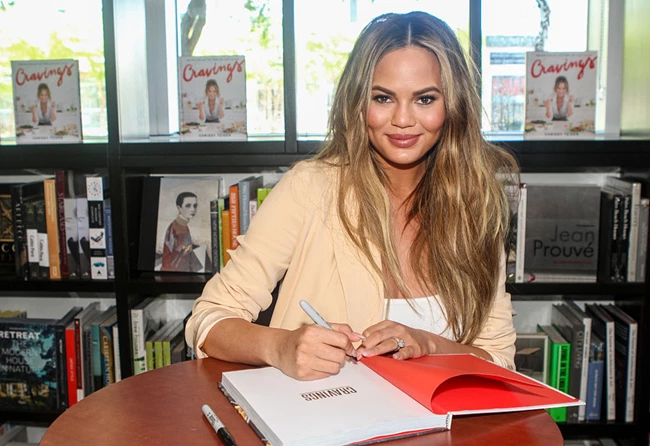H Chrissy Teigen έχει ένα μήνυμα για όσους ζητούν δωρεάν πράγματα επειδή είναι διάσημοι
