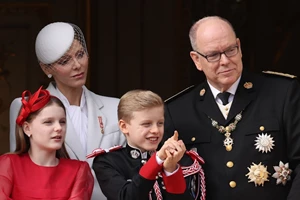 Πριγκίπισσα Charlene του Μονακό | Έξοδος σε παράσταση με φιλανθρωπικό χαρακτήρα με τον πρίγκιπα Αλβέρτο και την κουνιάδα της