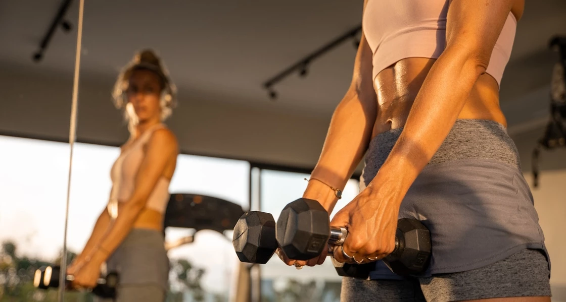 Καλύτερη από 100 κοιλιακούς! Αυτή η άσκηση είναι ιδανική για επίπεδη κοιλιά μετά τα 50