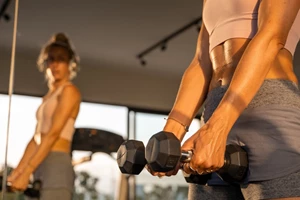 Καλύτερη από 100 κοιλιακούς! Αυτή η άσκηση είναι ιδανική για επίπεδη κοιλιά μετά τα 50